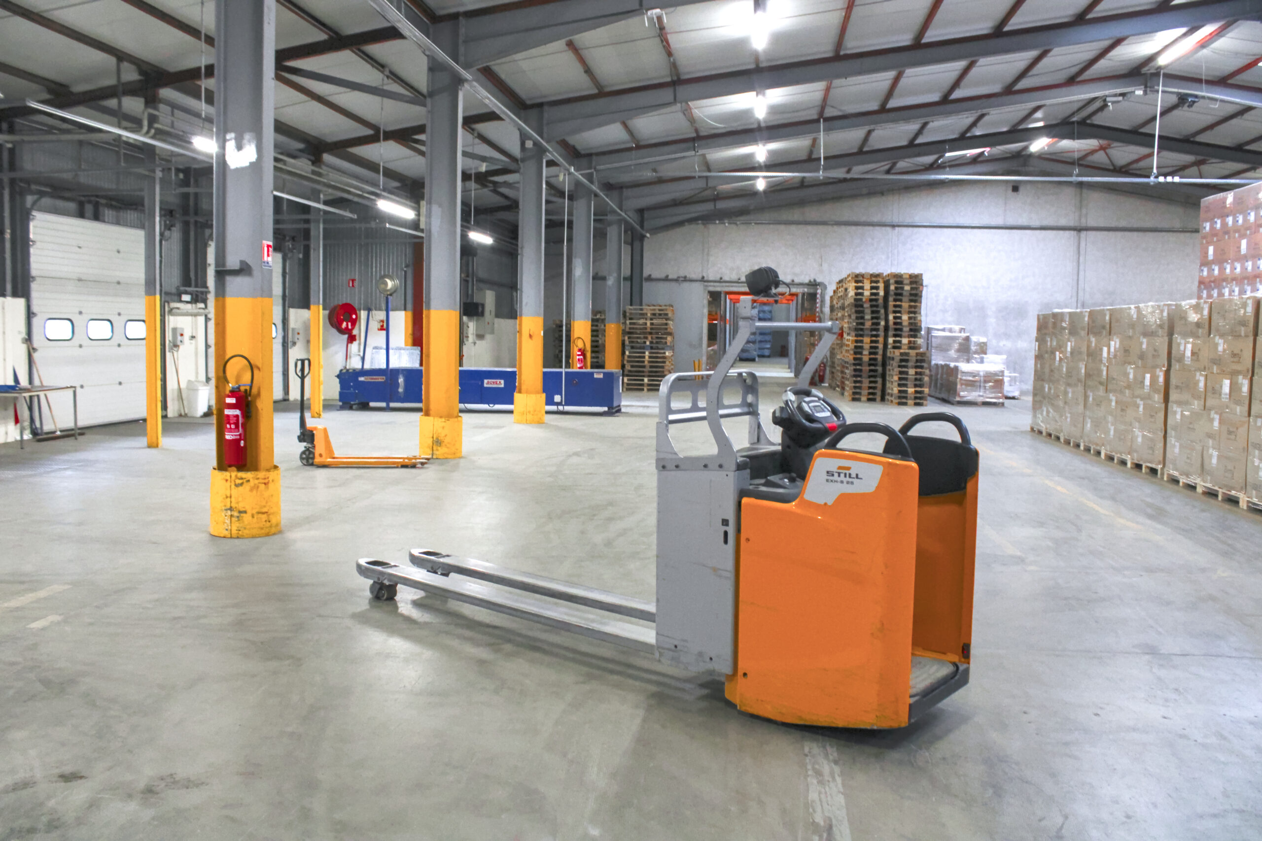 Logisticien gérant stockage et transport de marchandises