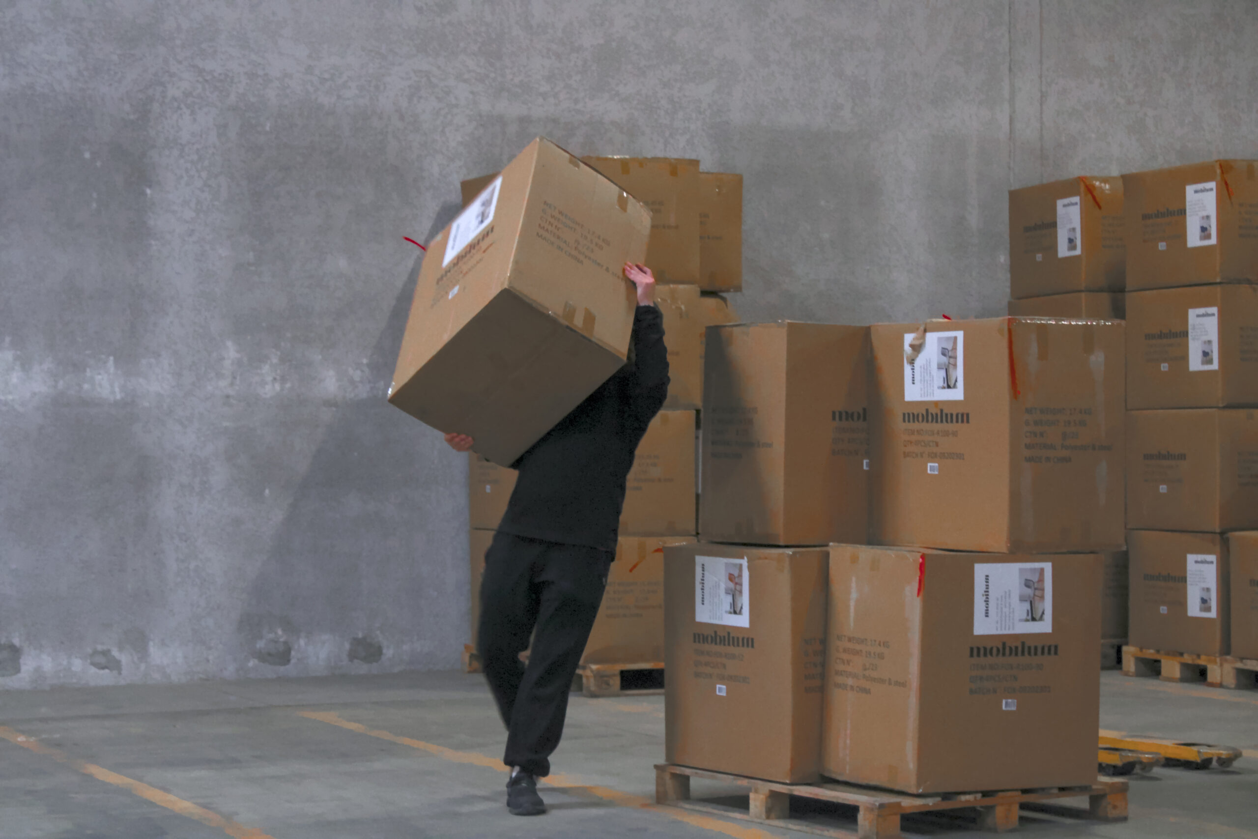 Logisticien gérant stockage et transport de marchandises