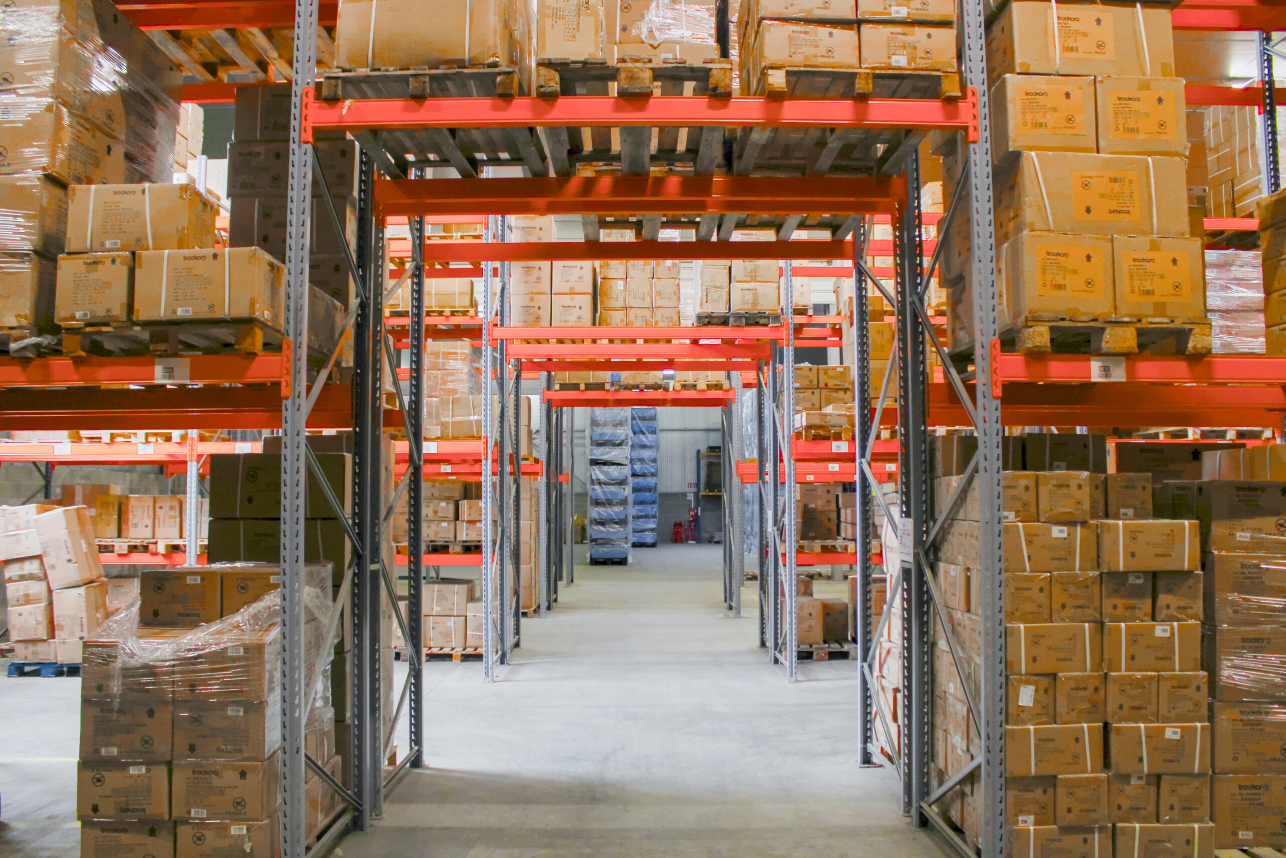 Logisticien gérant stockage et transport de marchandises