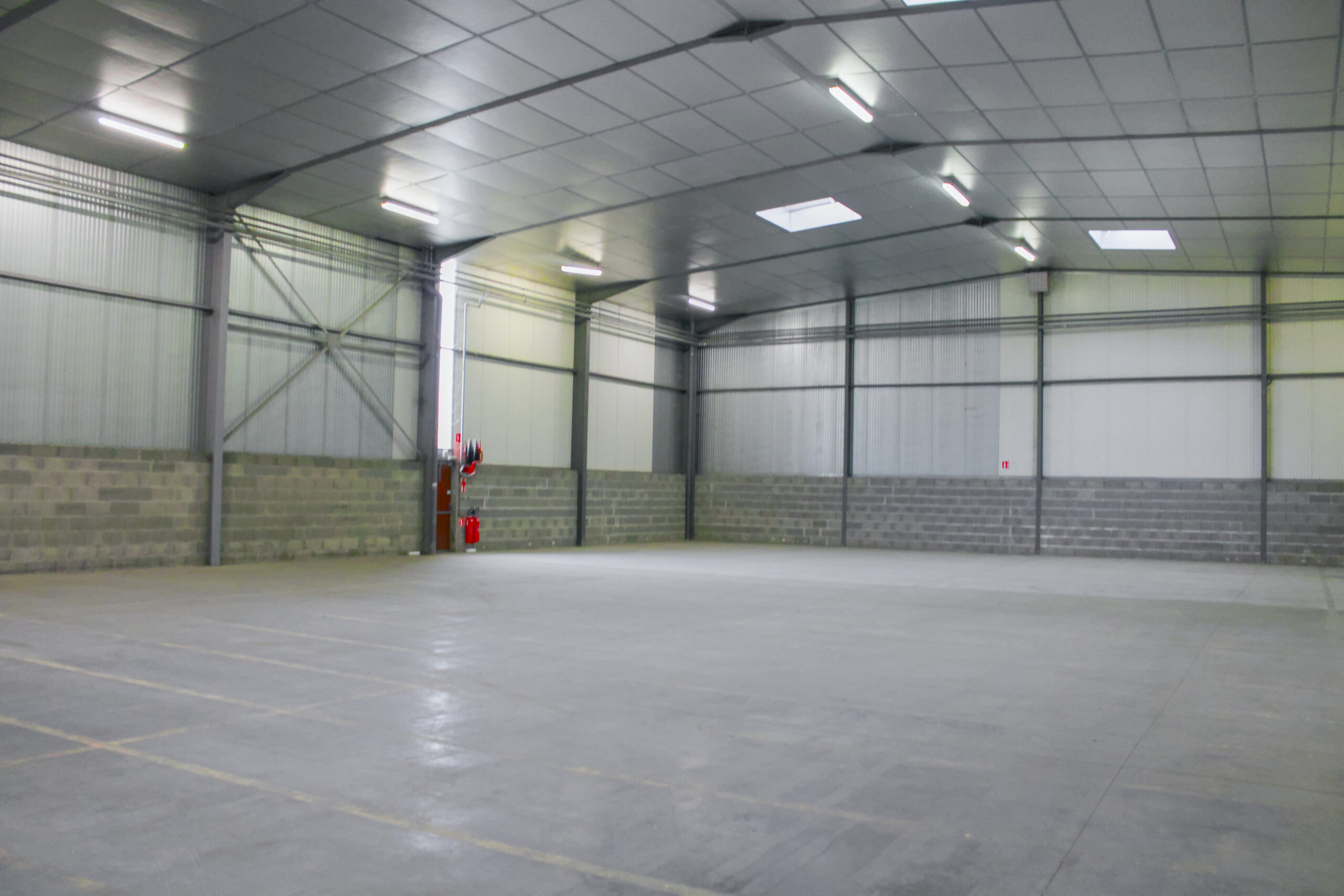 Logisticien gérant stockage et transport de marchandises